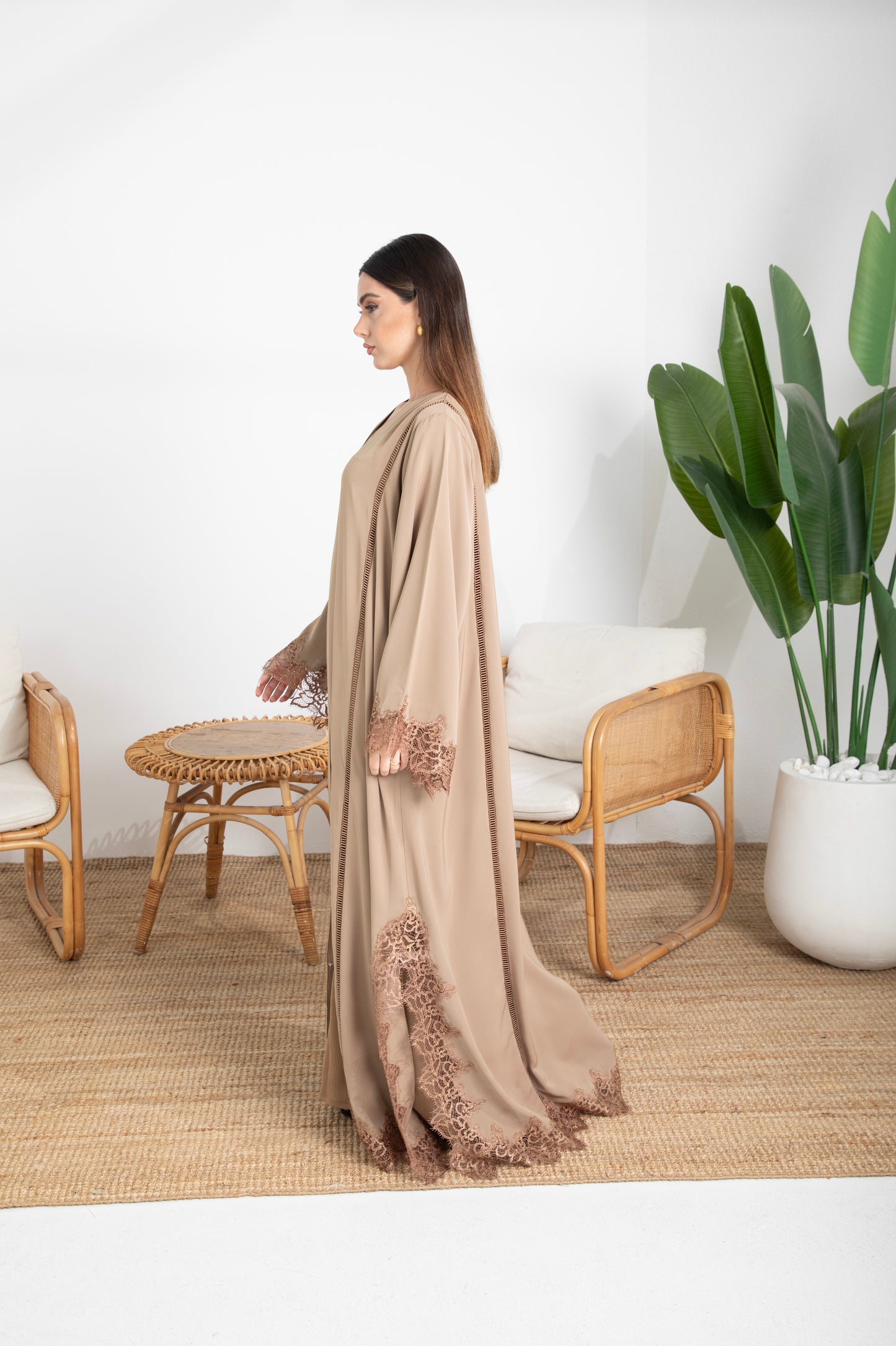 Chic Nude Dantel Abaya