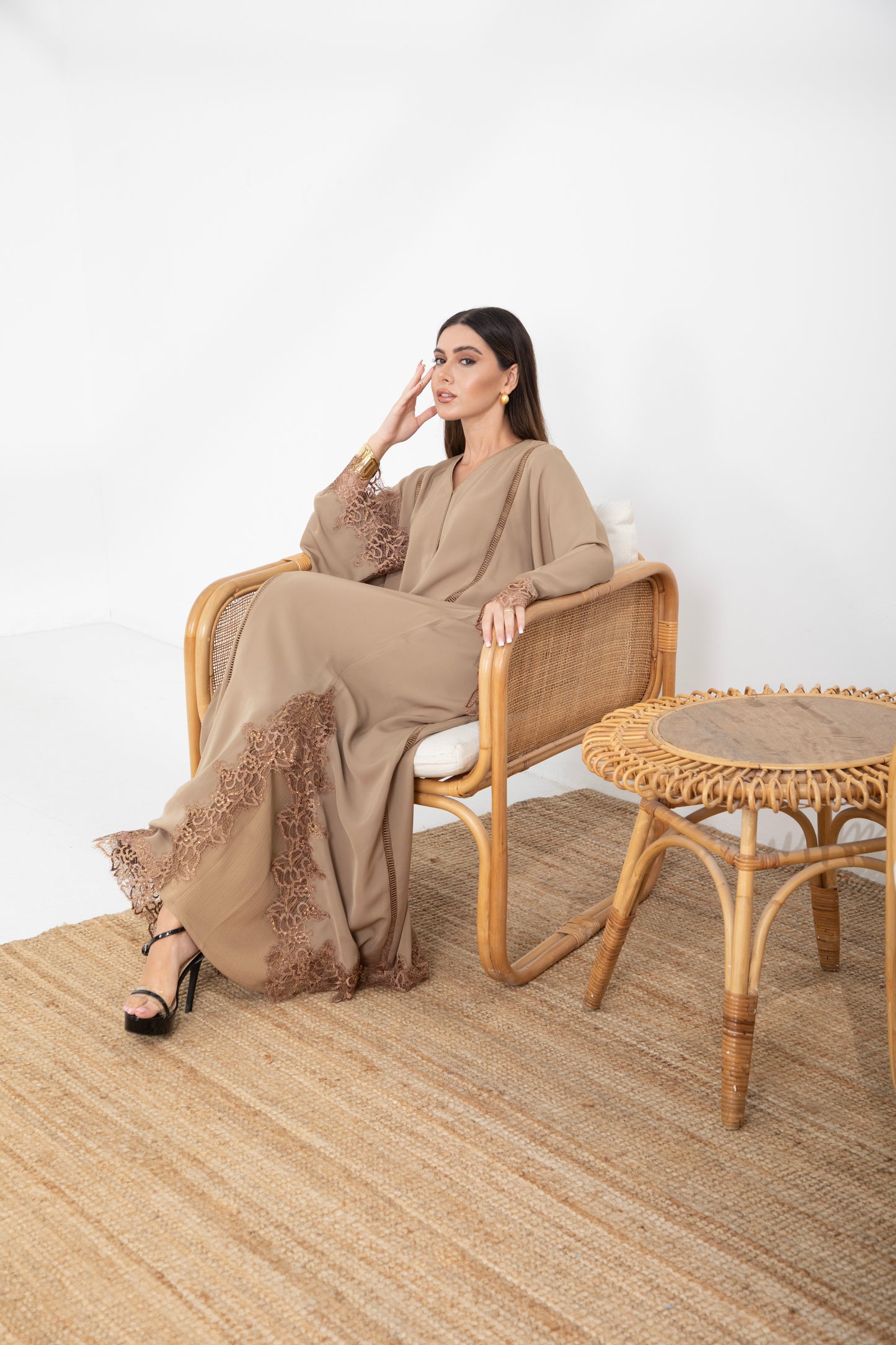 Chic Nude Dantel Abaya