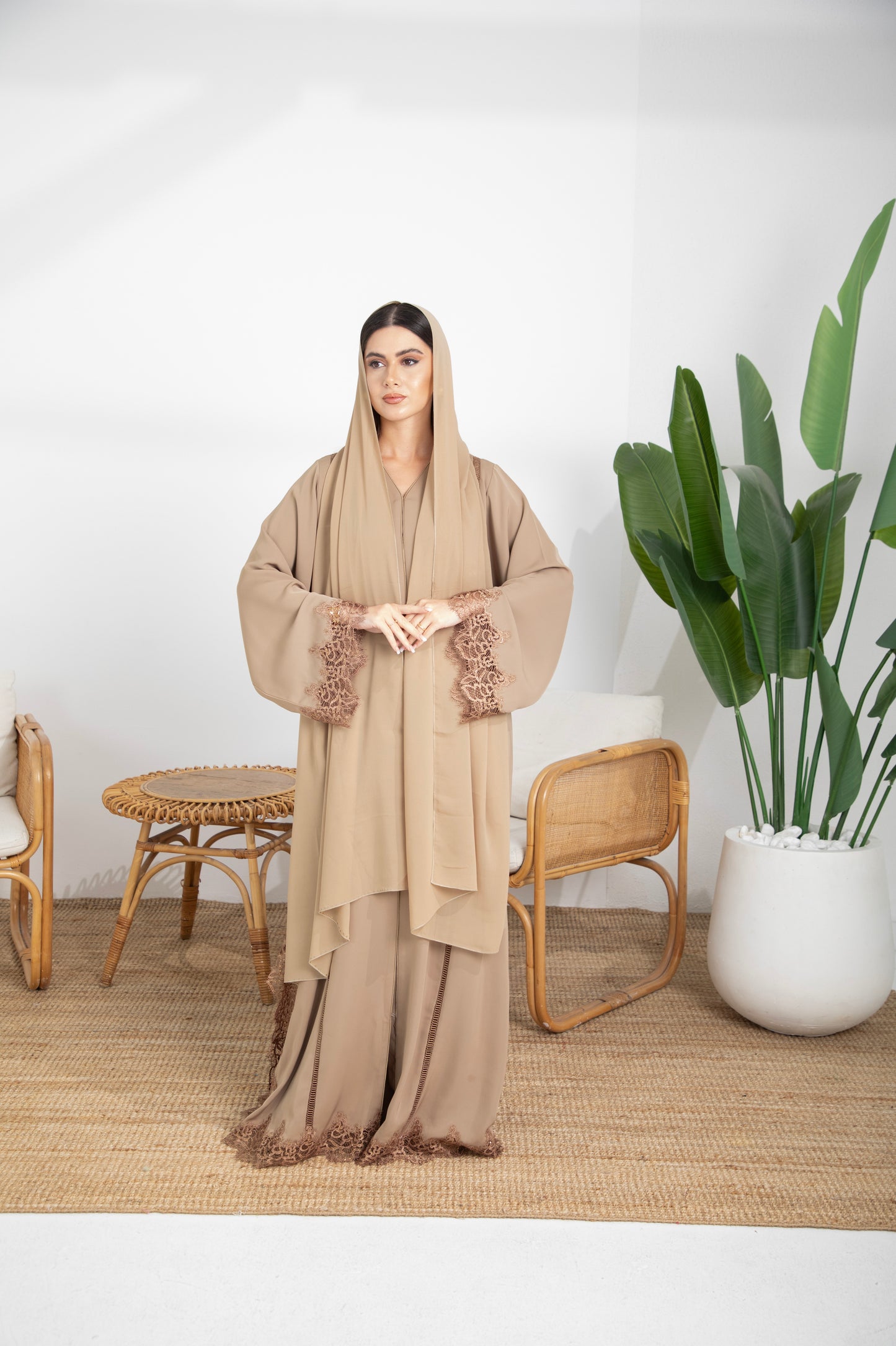 Chic Nude Dantel Abaya