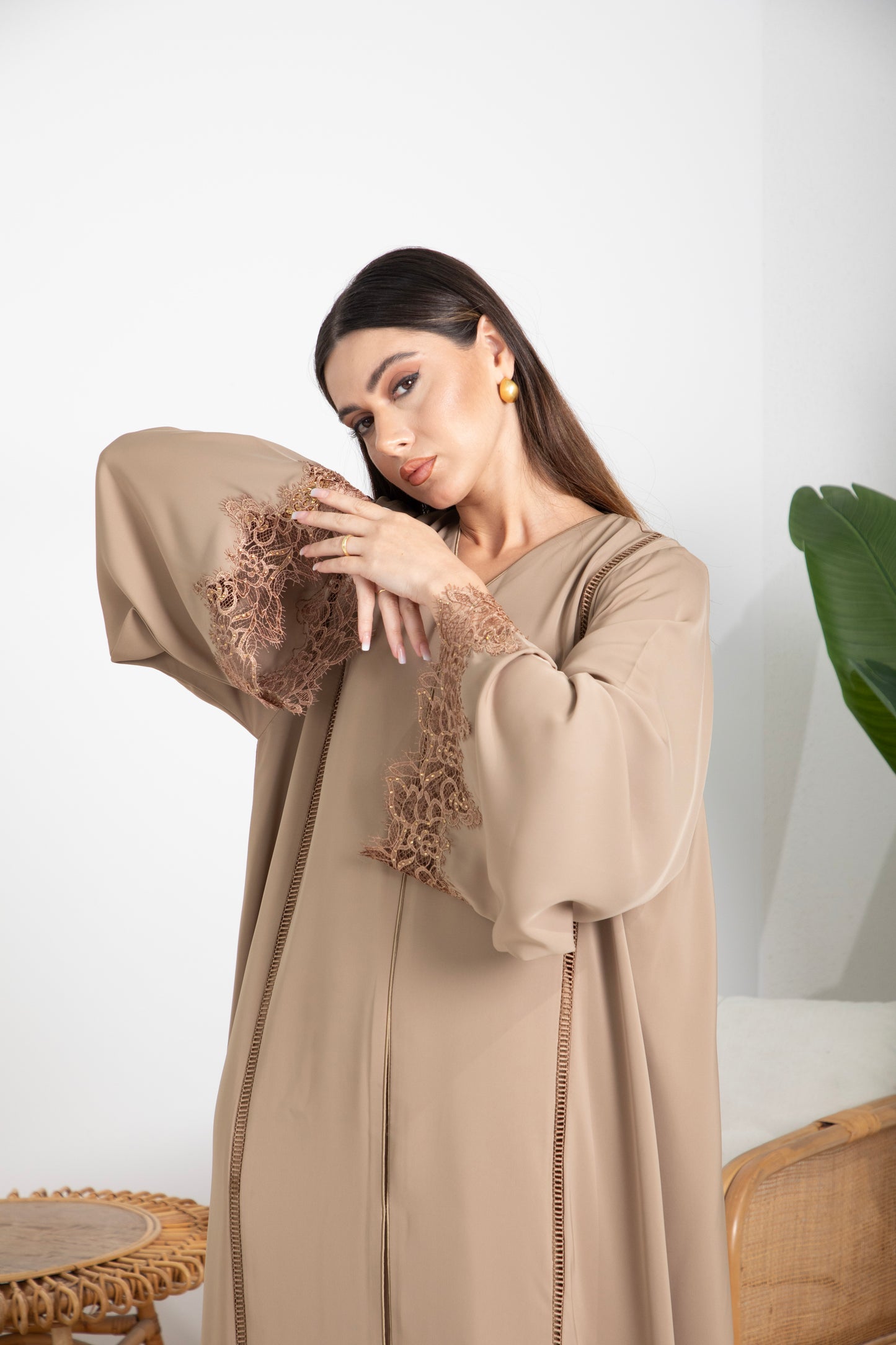 Chic Nude Dantel Abaya